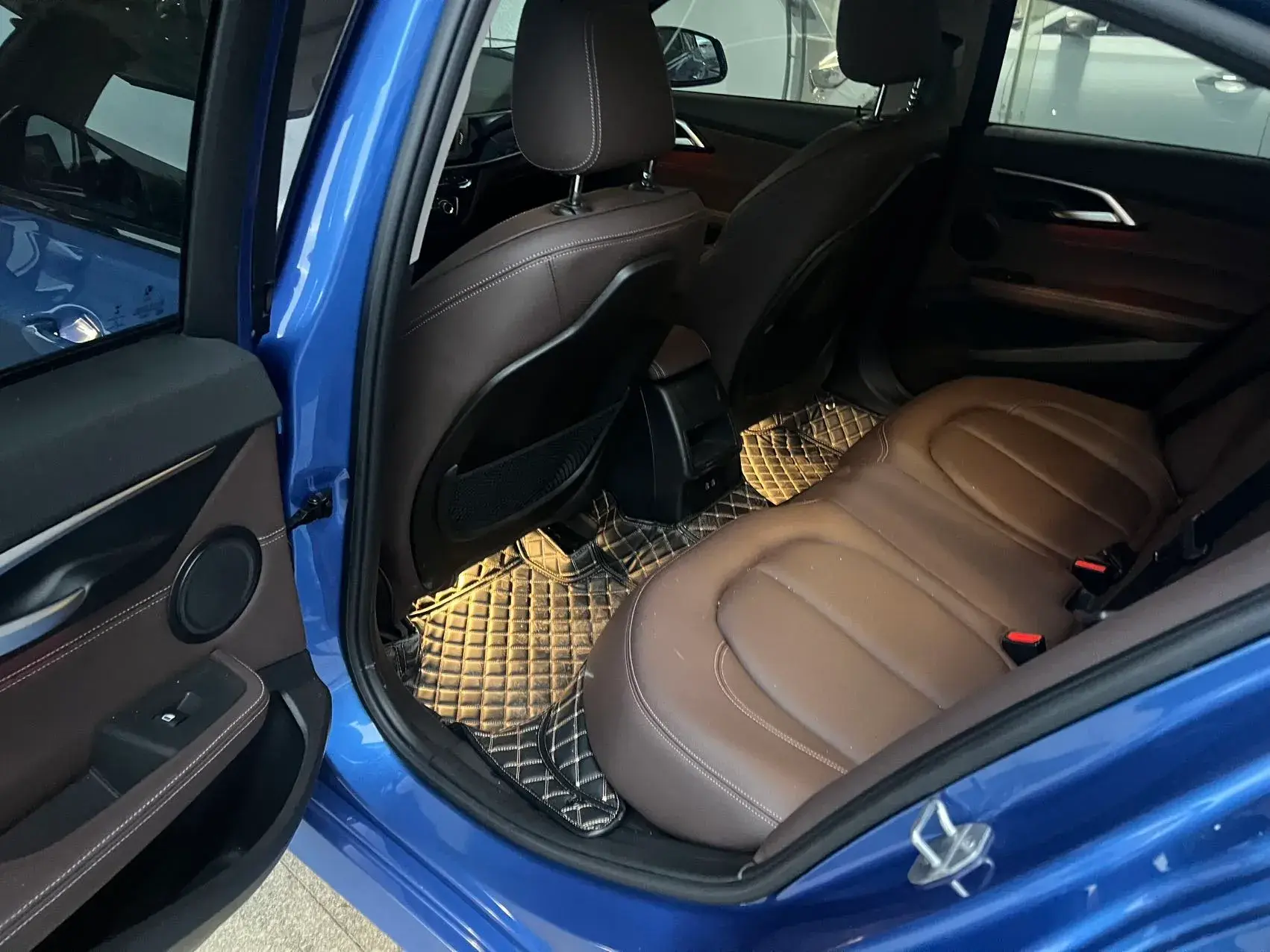 2021 BMW 1 thumbnail 4