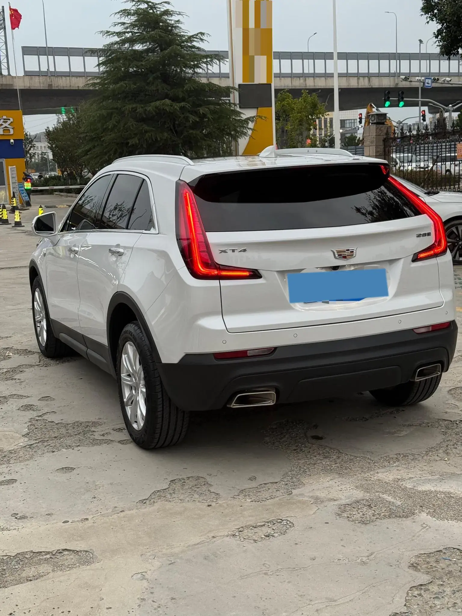 2022 CADILLAC XT4 thumbnail 4