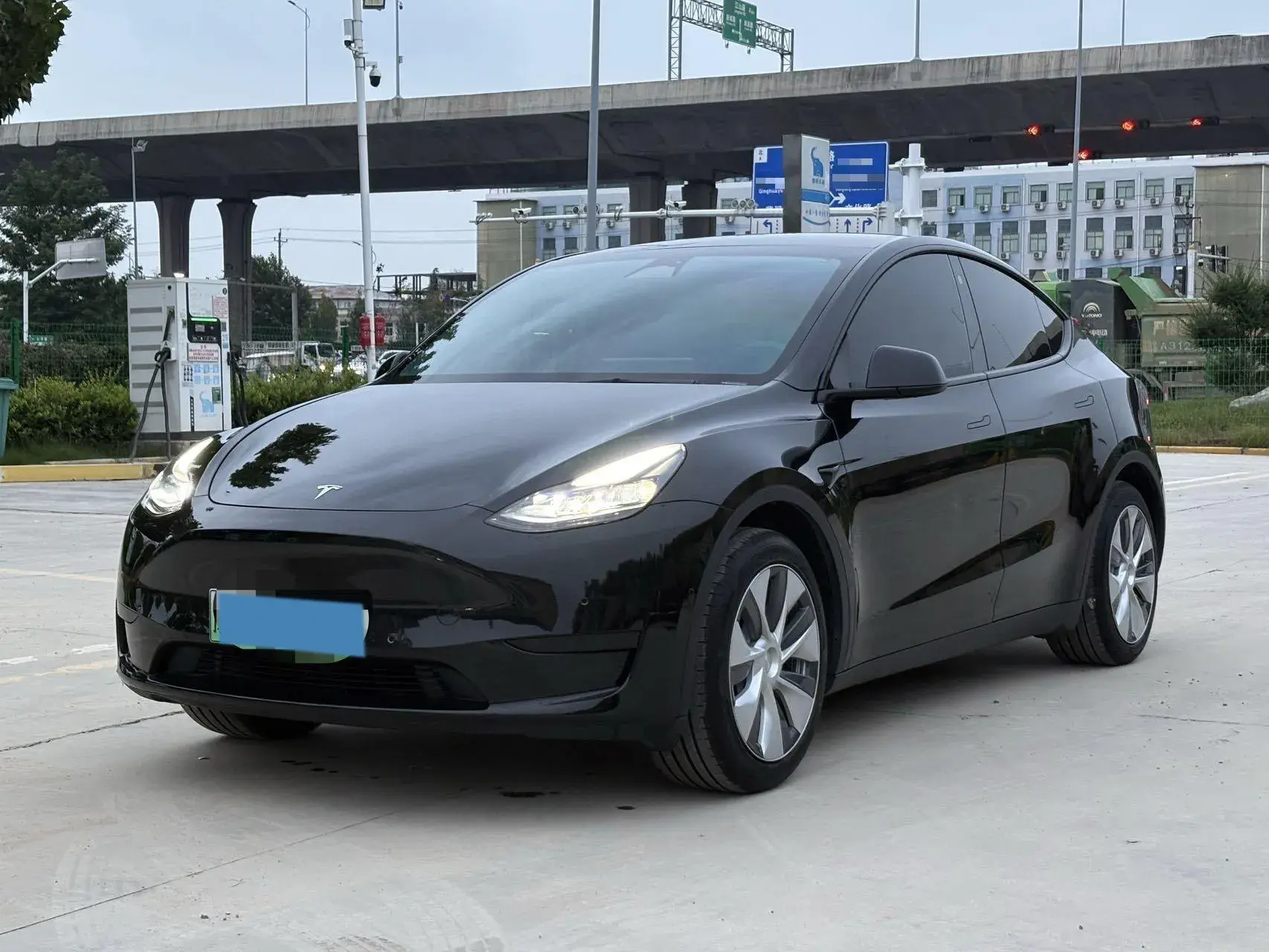 2022 TESLA MODEL view 1
