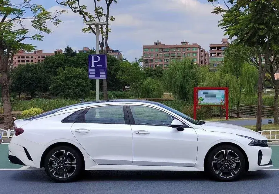 2021 KIA K5 thumbnail 2