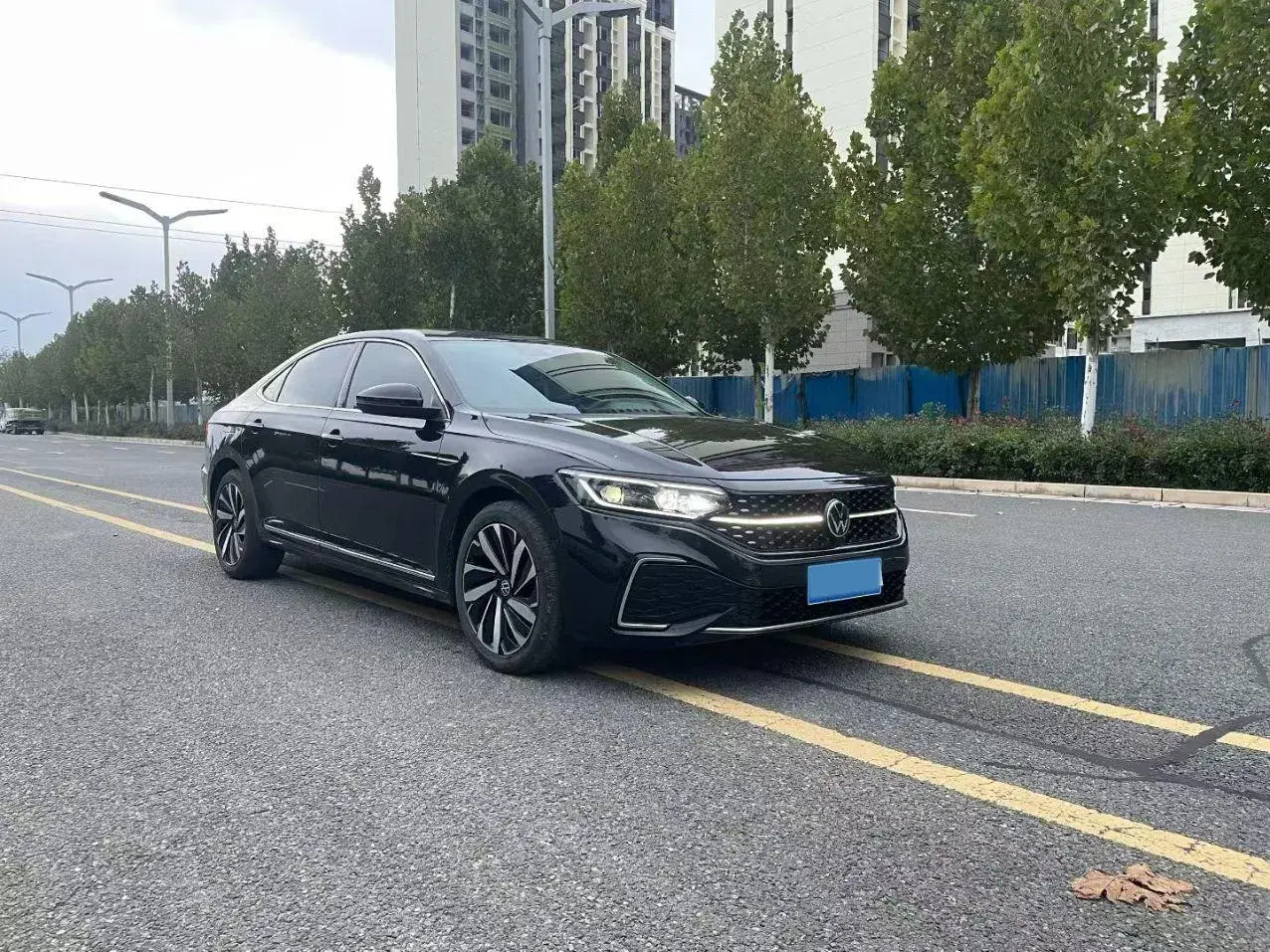 2022 VOLKSWAGEN PASSAT thumbnail 3