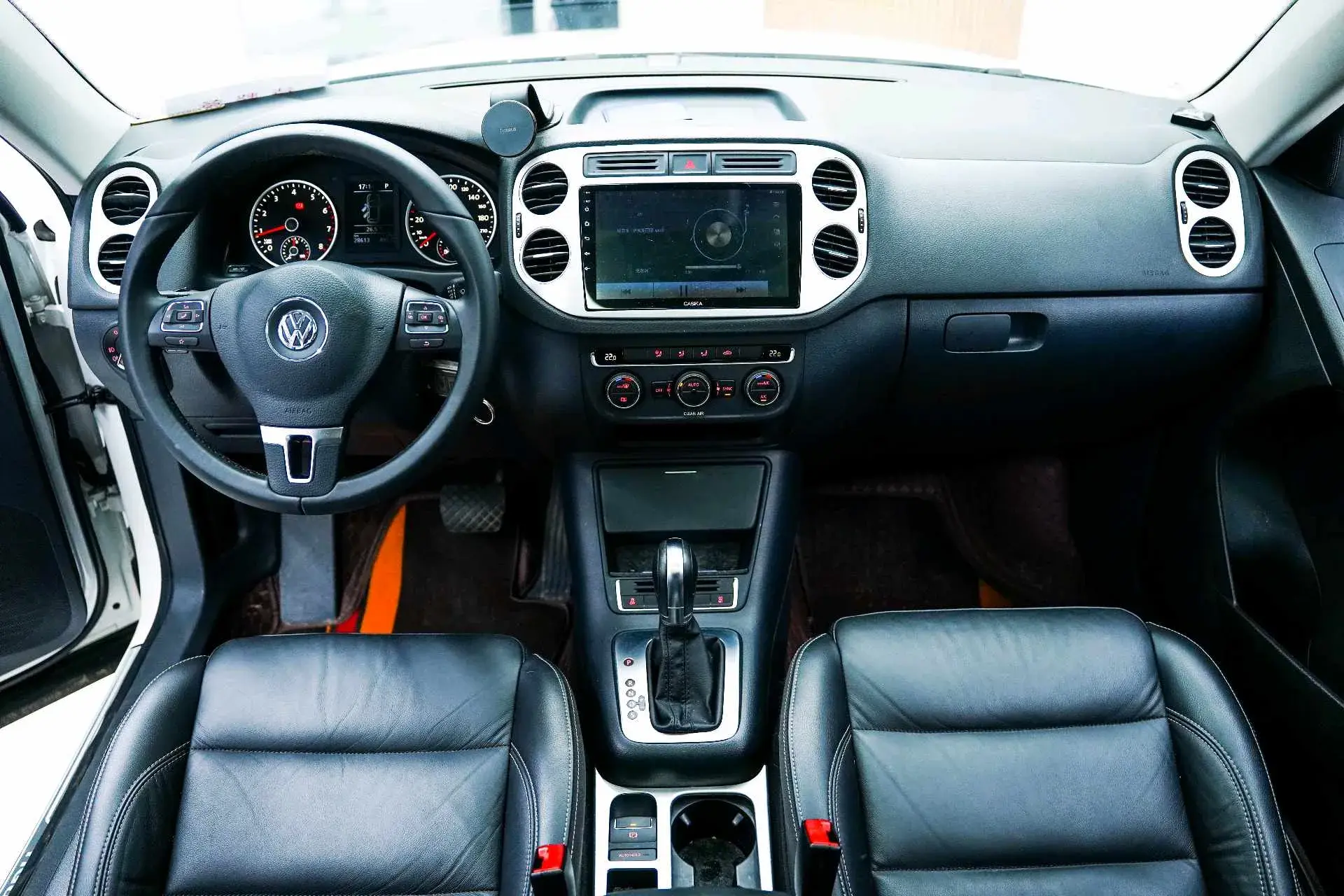 2017 VOLKSWAGEN TIGUAN thumbnail 4