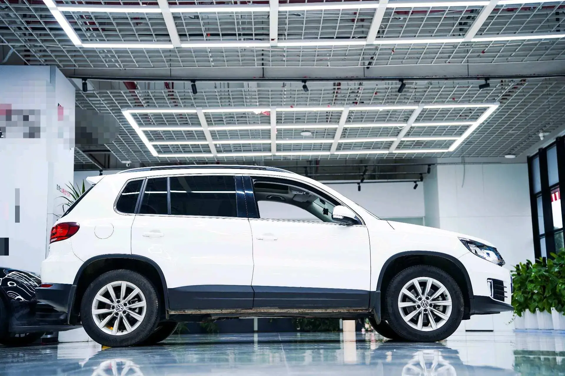 2017 VOLKSWAGEN TIGUAN thumbnail 2