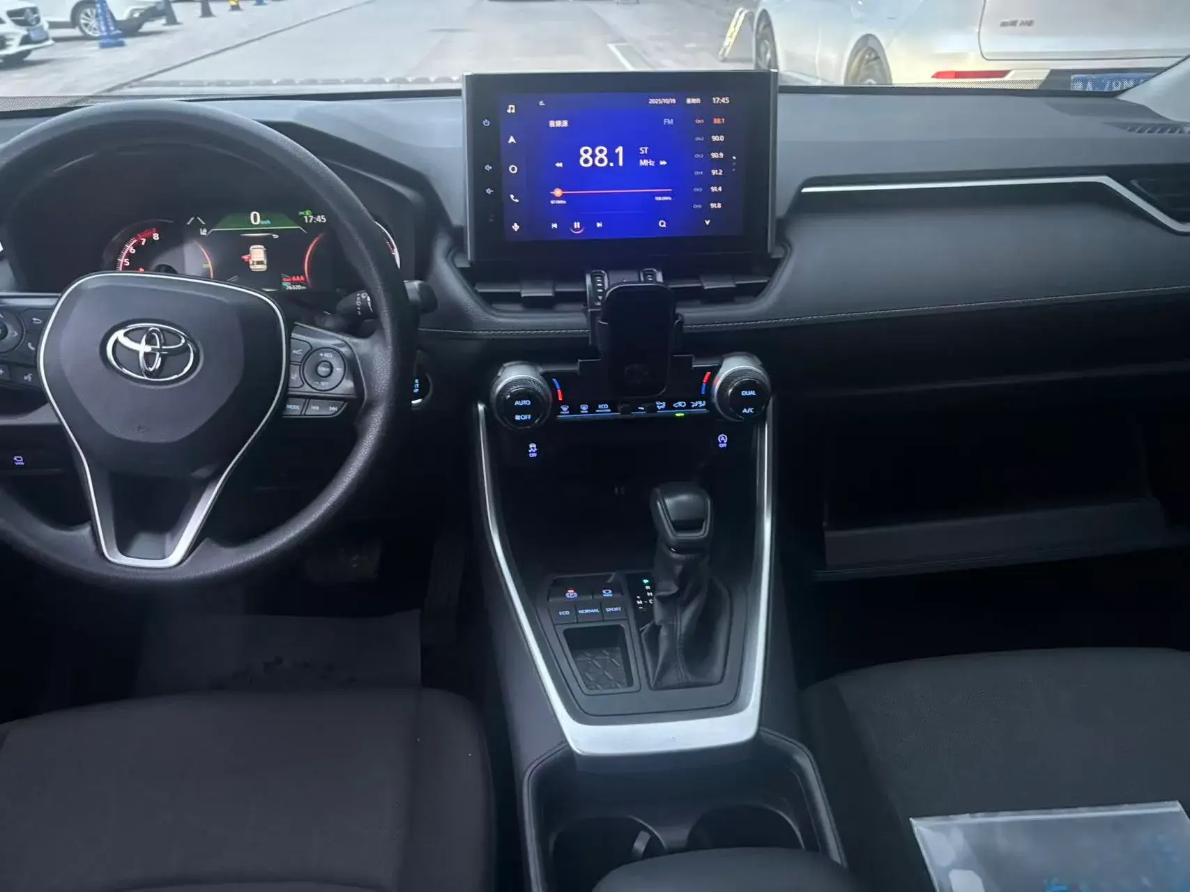 2021 TOYOTA RAV4 thumbnail 3