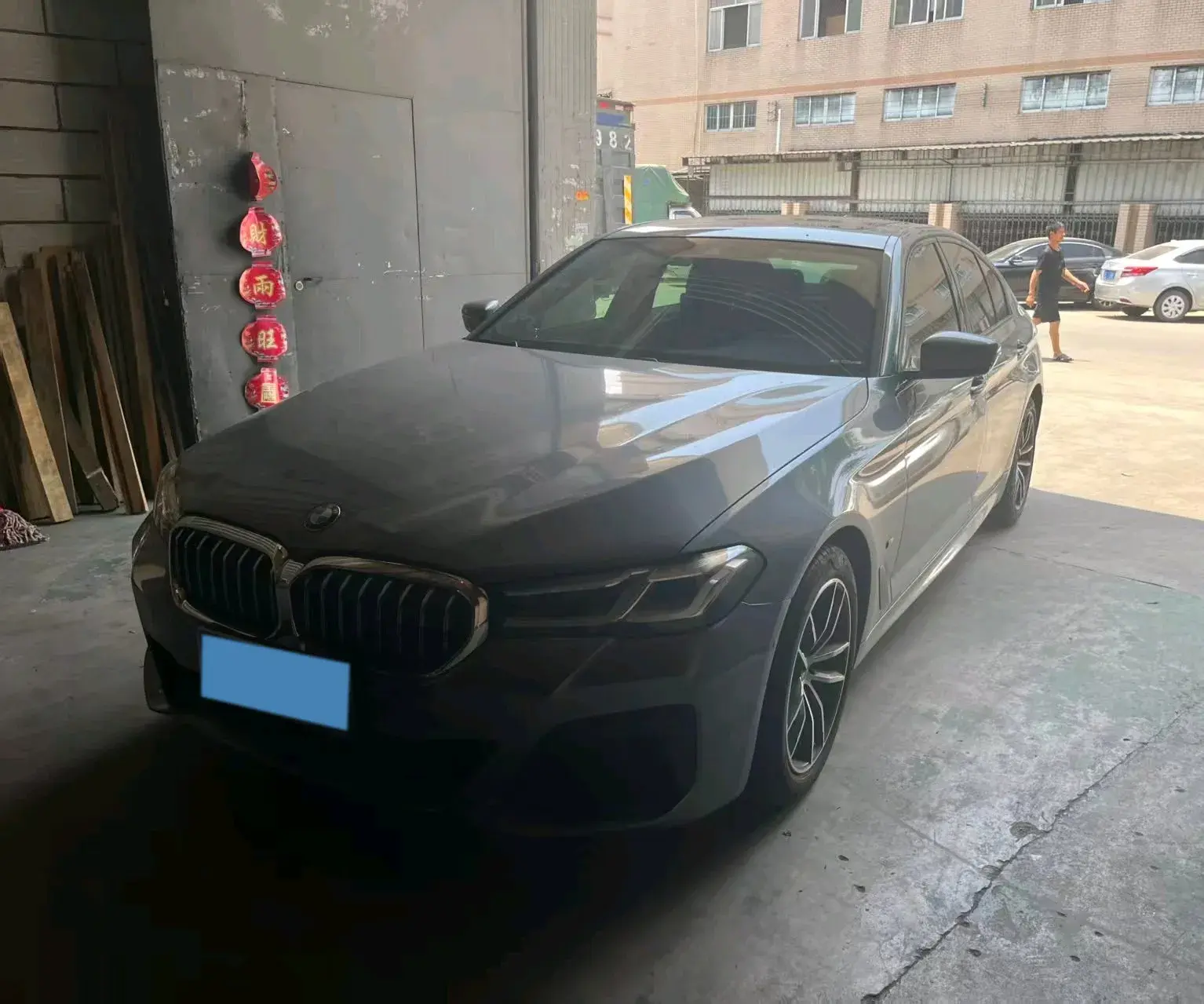 2022 BMW 5 view 1