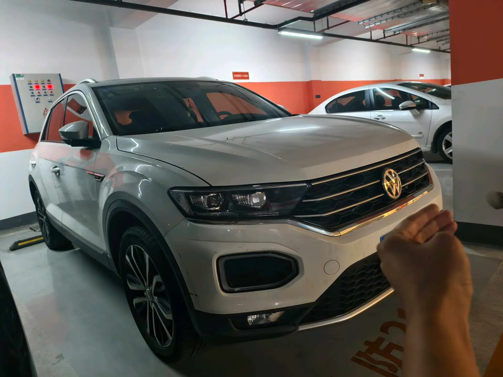 2019 VOLKSWAGEN T-ROC thumbnail 3