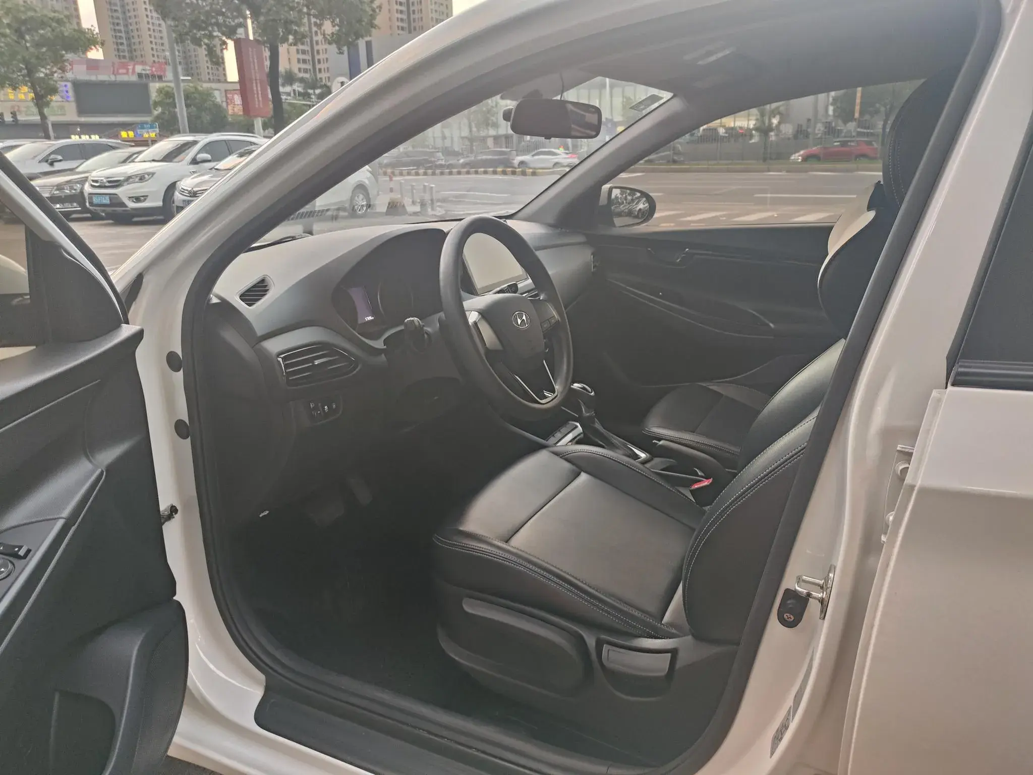 2017 HYUNDAI CELESTA thumbnail 4