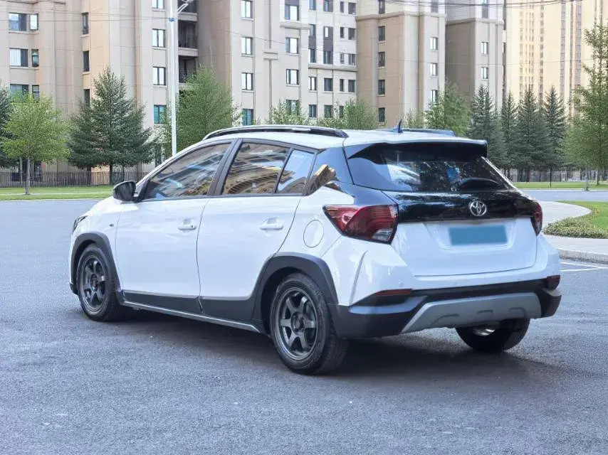 2021 TOYOTA YARIS thumbnail 4