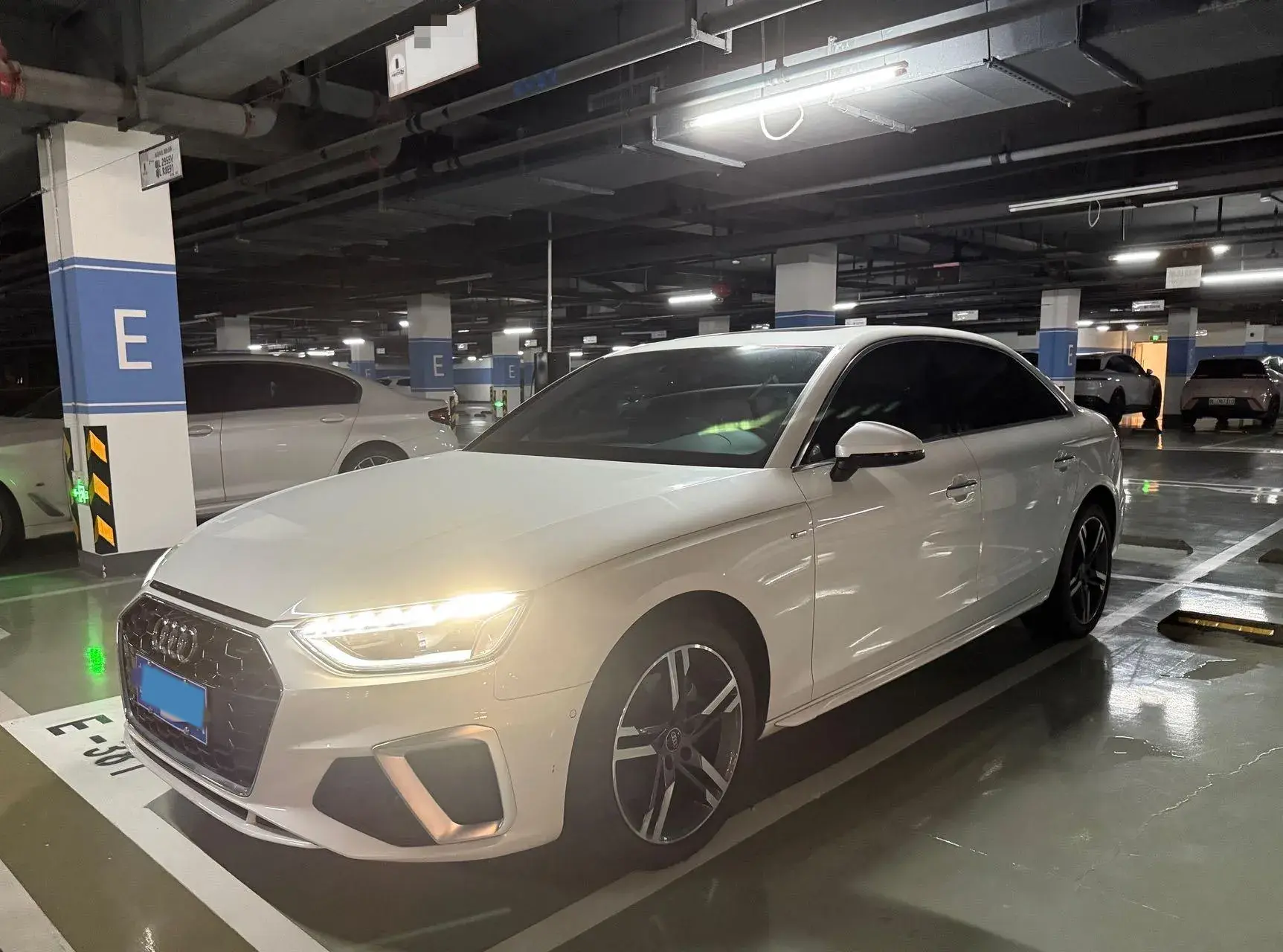 2022 AUDI A4L view 1