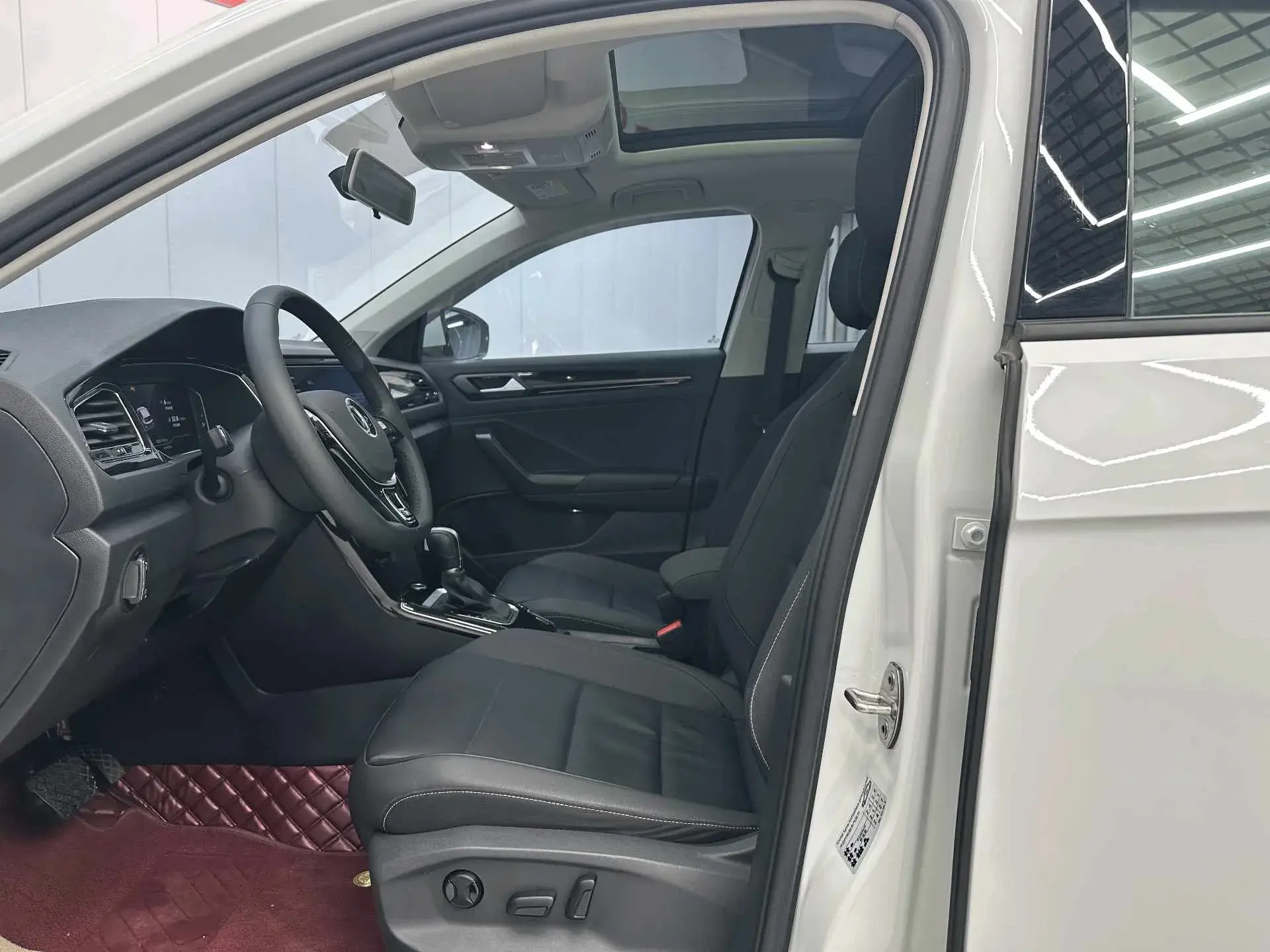 2022 VOLKSWAGEN T-ROC thumbnail 4