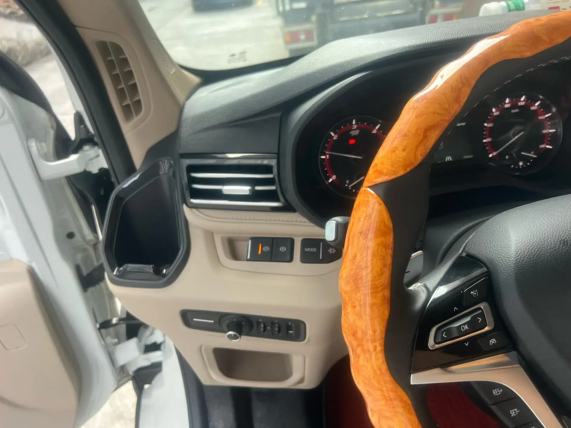 2024 MAXUS XINTU thumbnail 4