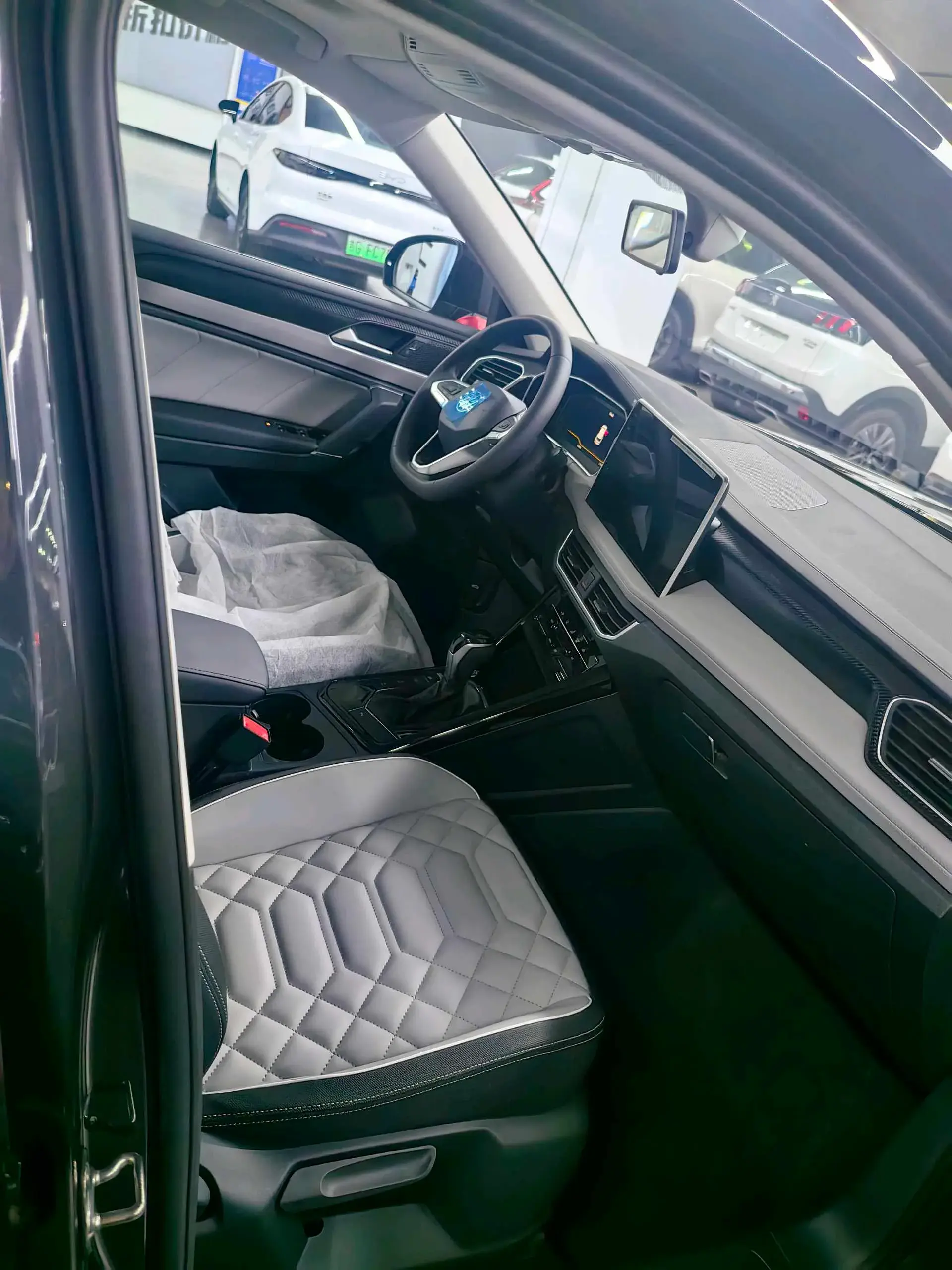 2025 VOLKSWAGEN TAYRON thumbnail 3