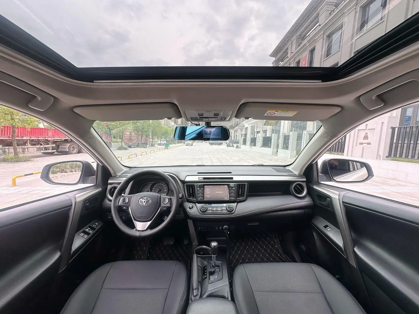 2016 TOYOTA RAV4 thumbnail 4