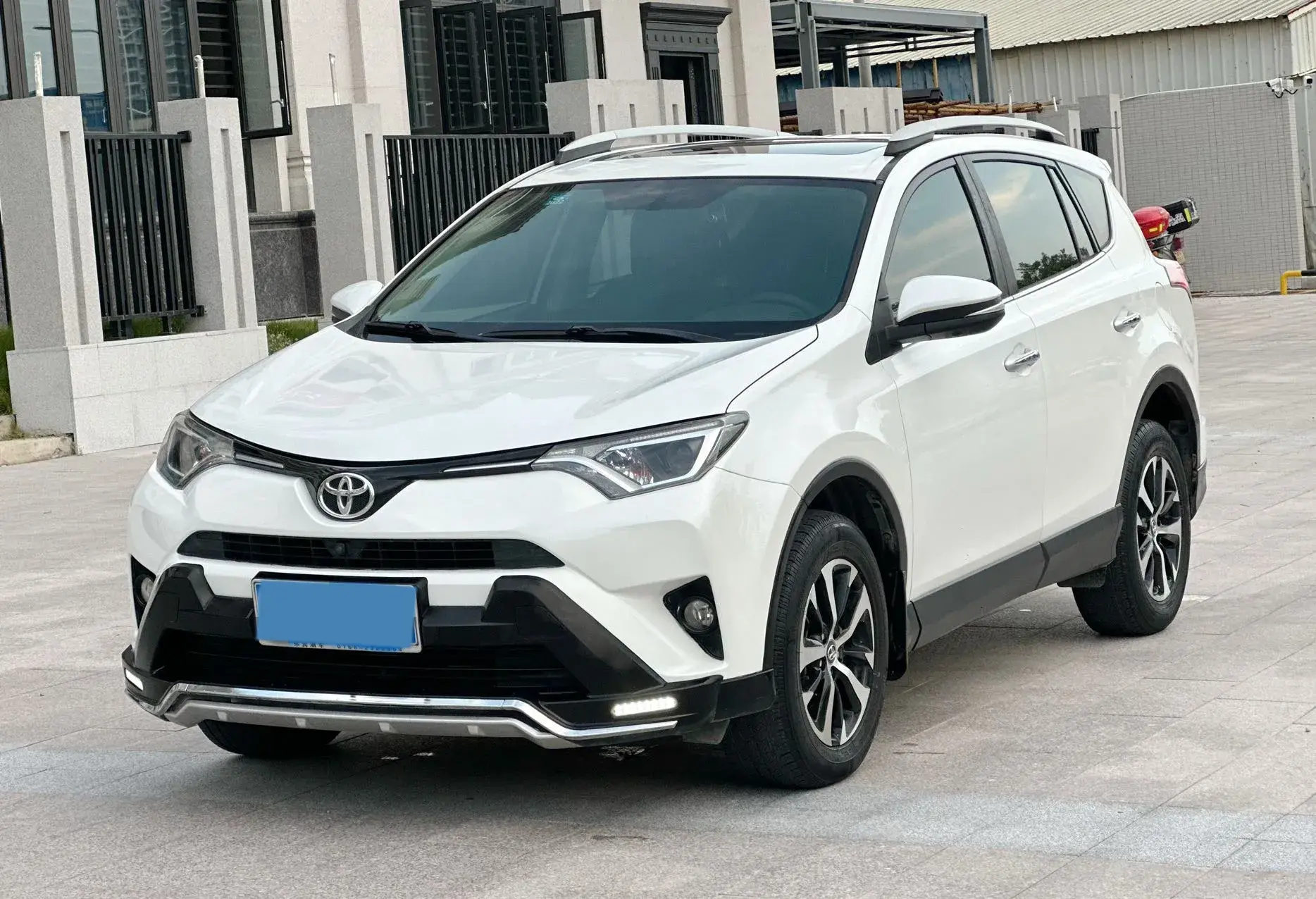 2016 TOYOTA RAV4 view 1