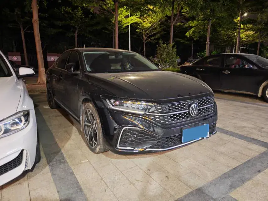 2024 VOLKSWAGEN PASSAT thumbnail 3