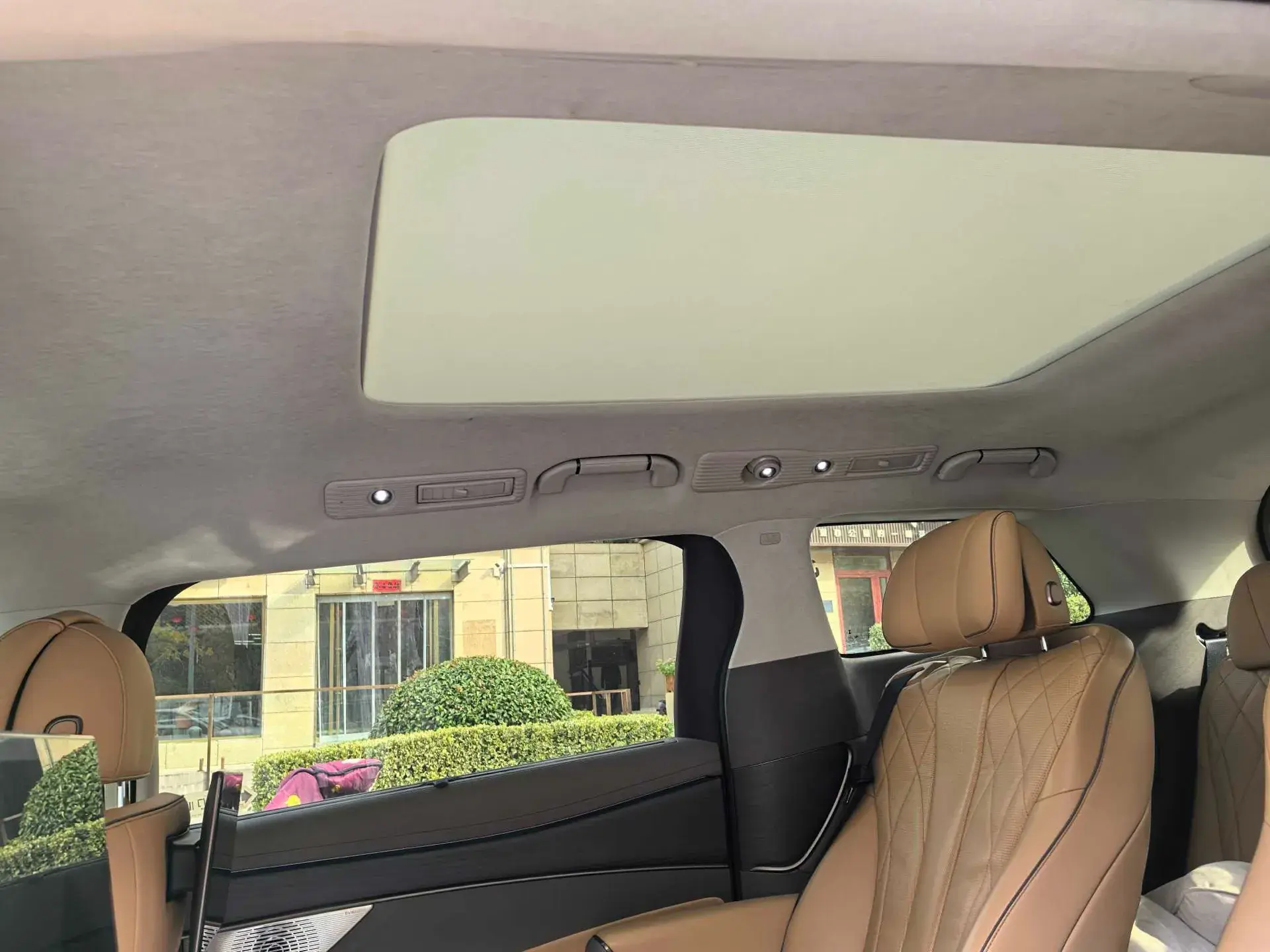 2022 DENZA D9 thumbnail 4