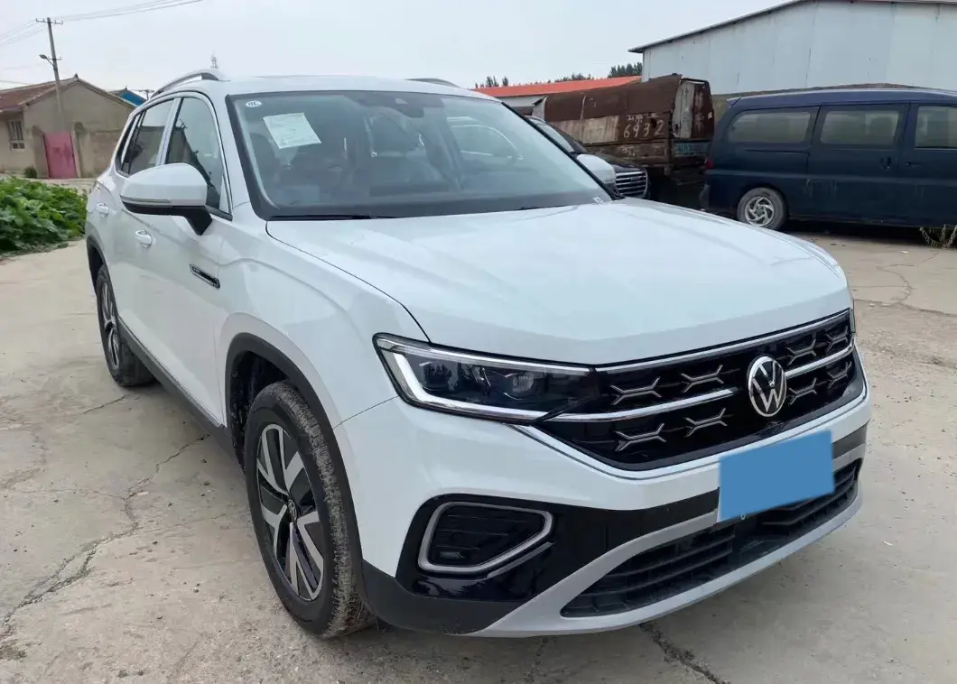 2023 VOLKSWAGEN TAYRON thumbnail 3