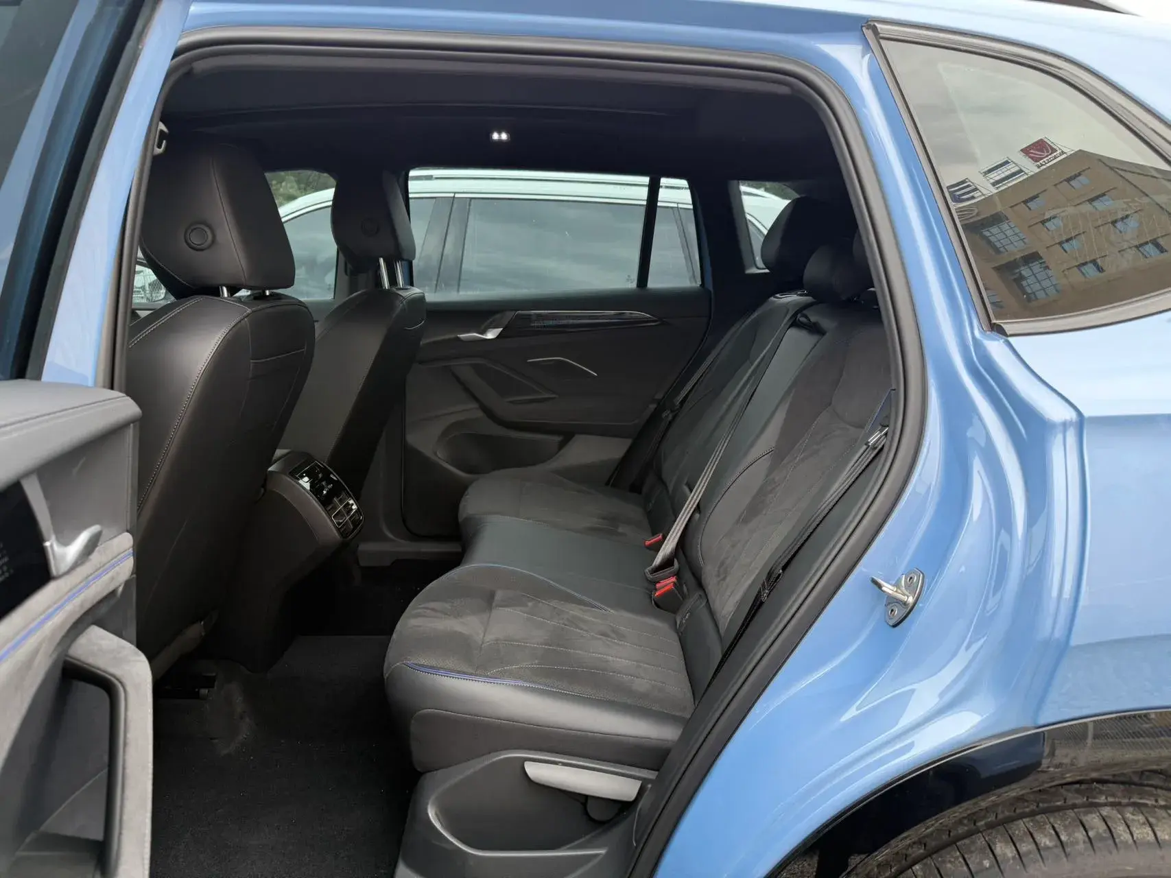 2024 VOLKSWAGEN TIGUAN thumbnail 3