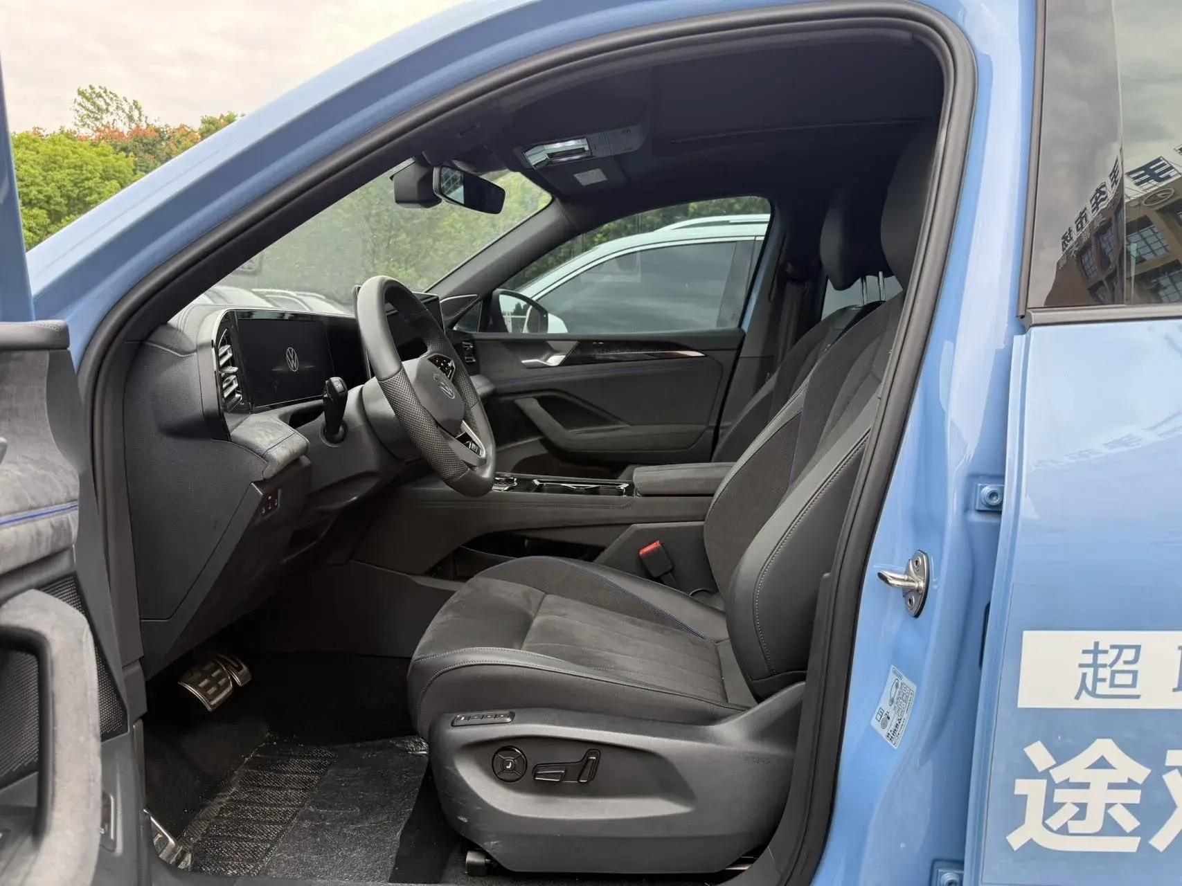 2024 VOLKSWAGEN TIGUAN thumbnail 2