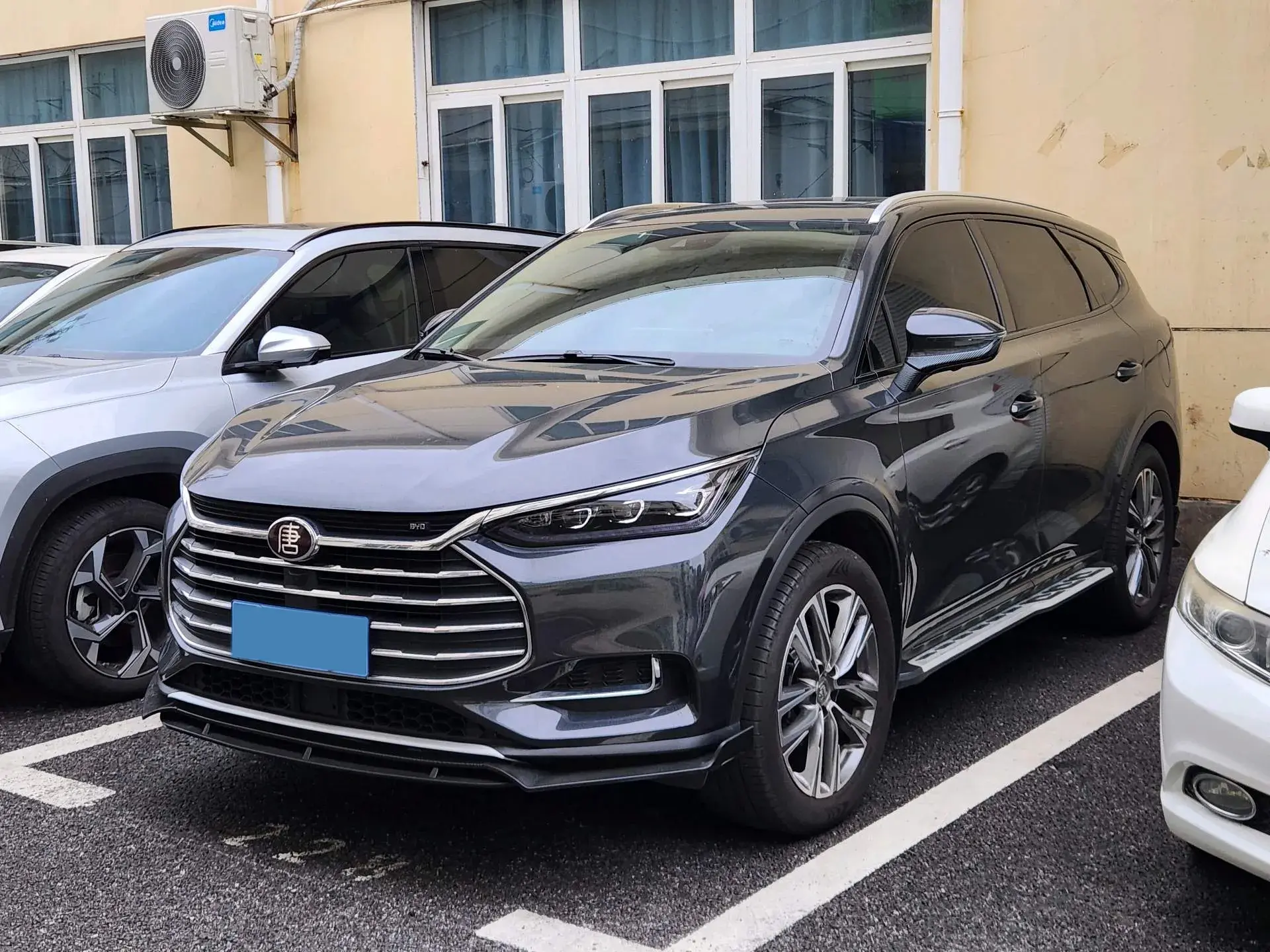 2019 BYD TANG view 1