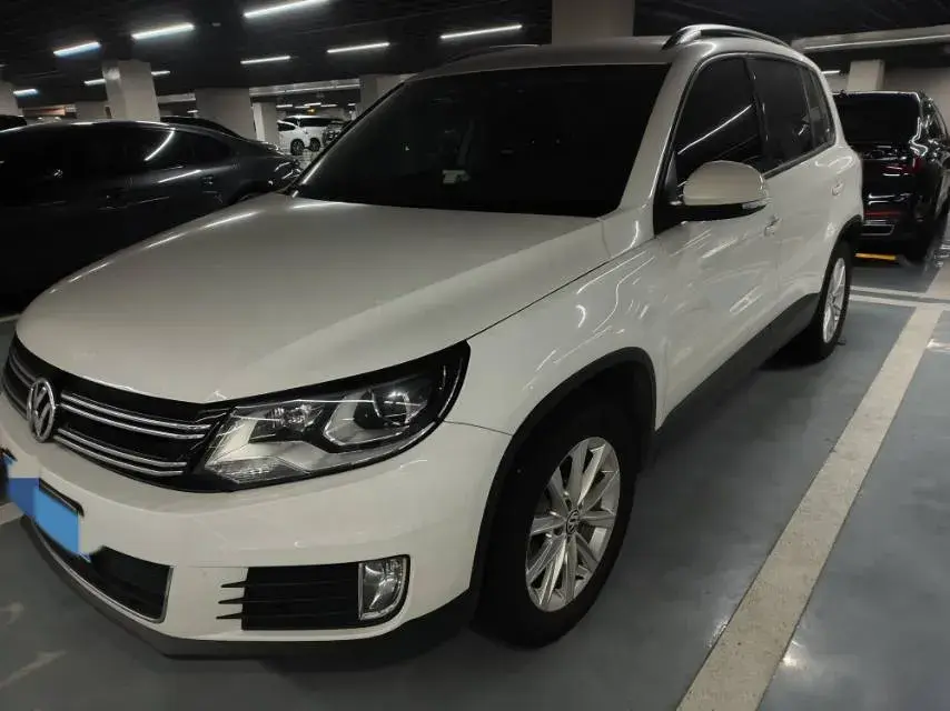 2016 VOLKSWAGEN TIGUAN view 1