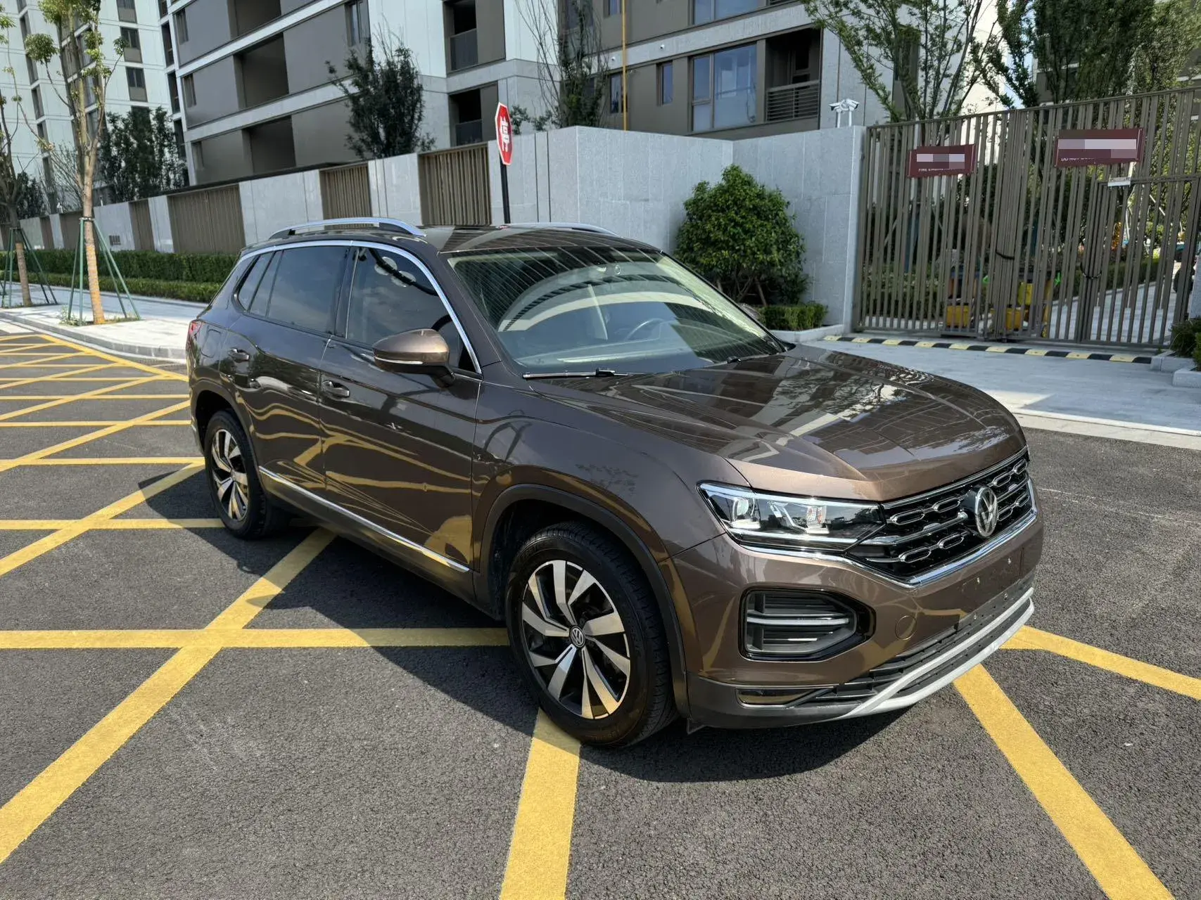 2019 VOLKSWAGEN TAYRON thumbnail 3