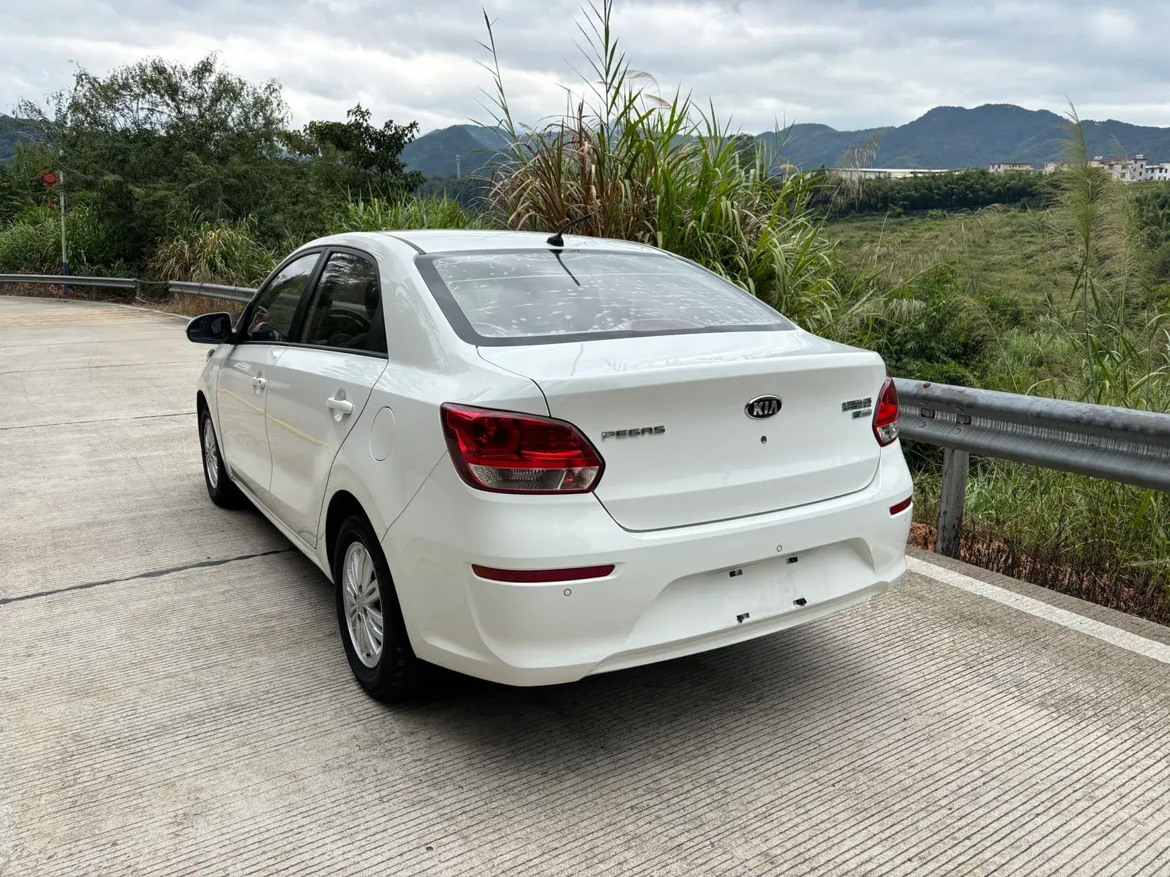 2017 KIA PEGAS thumbnail 4