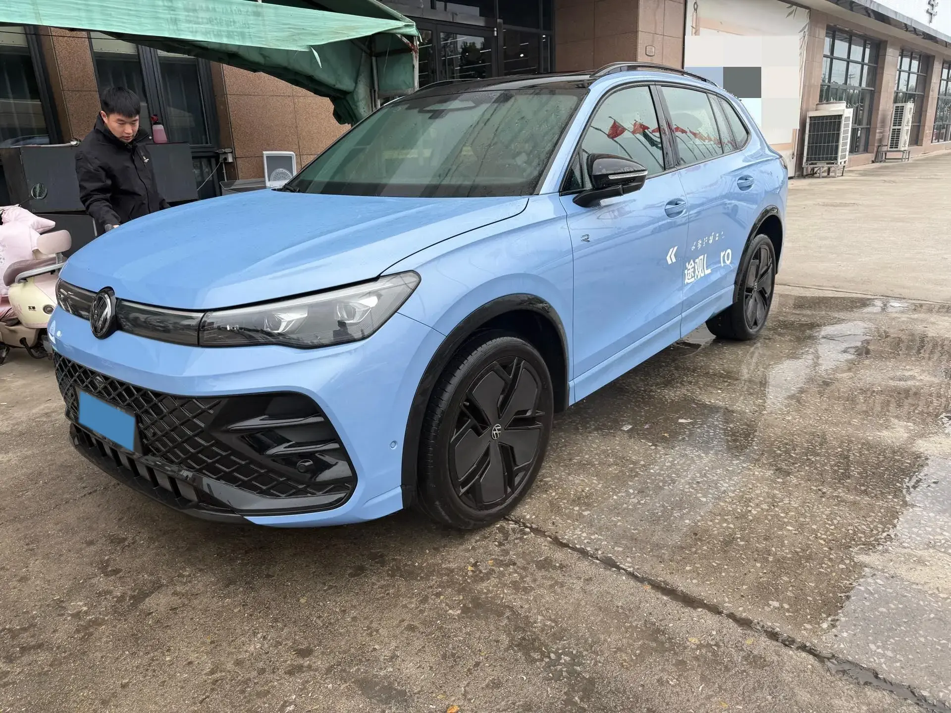 2024 VOLKSWAGEN TIGUAN view 1