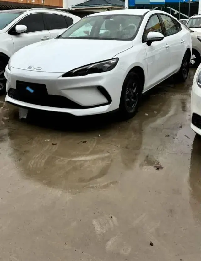 2025 BYD SEAL05 view 1