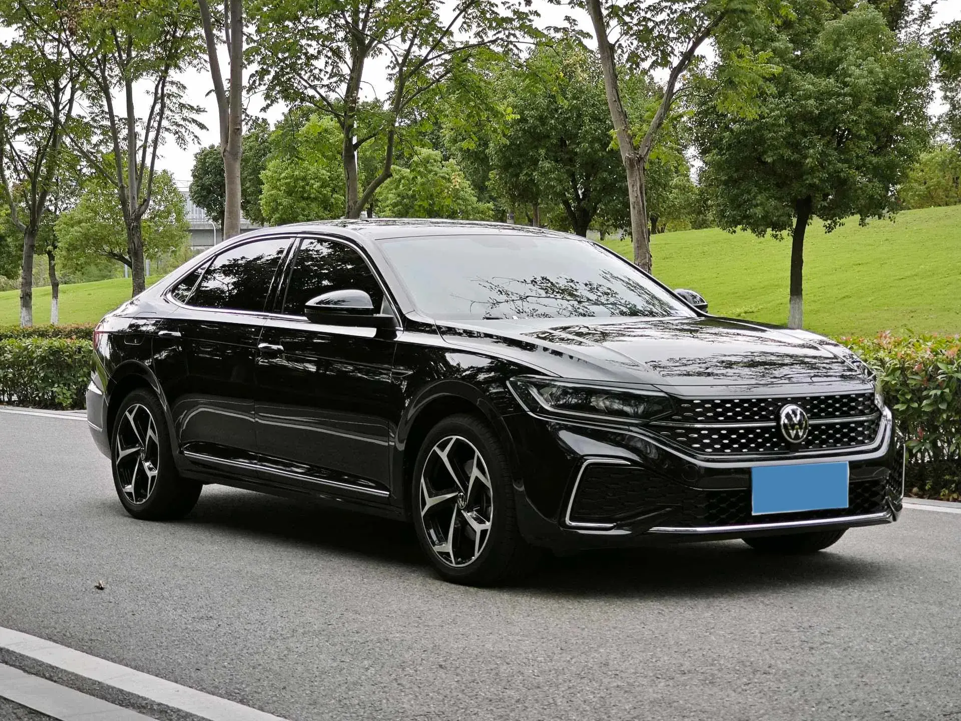 2023 VOLKSWAGEN PASSAT thumbnail 3