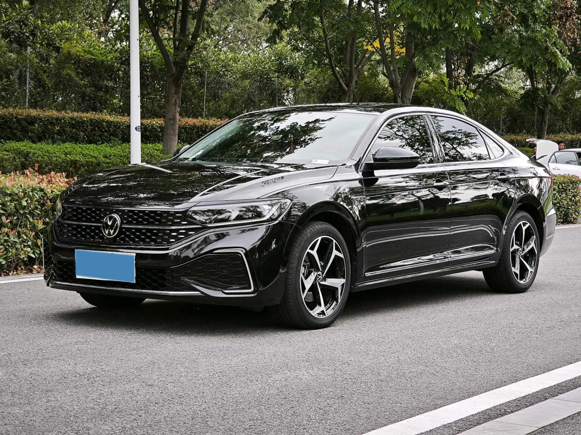 2023 VOLKSWAGEN PASSAT view 1