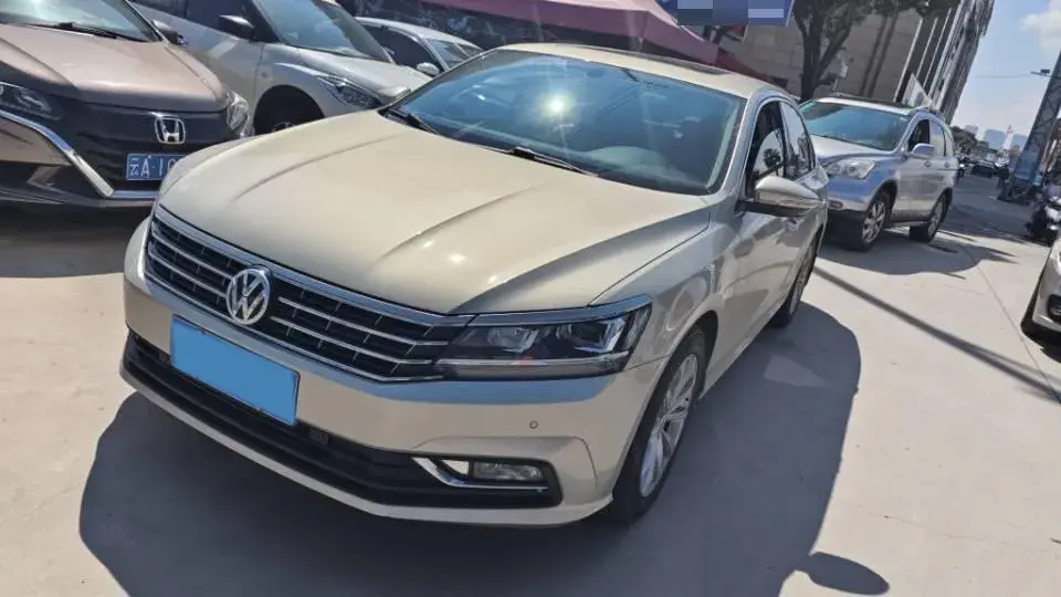 2017 VOLKSWAGEN PASSAT view 1