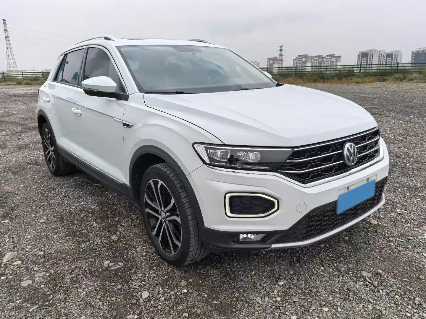 2019 VOLKSWAGEN T-ROC thumbnail 3