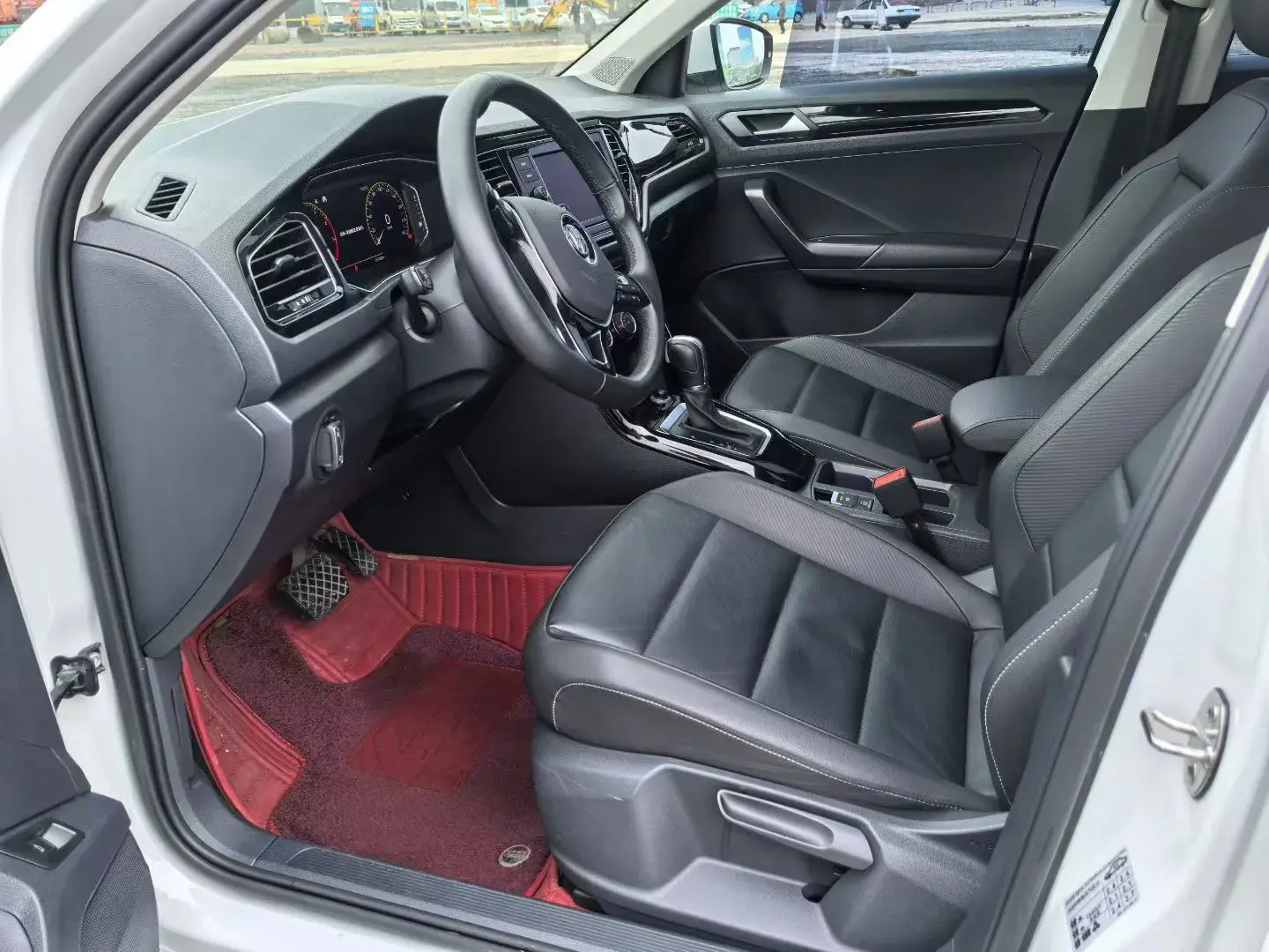 2019 VOLKSWAGEN T-ROC thumbnail 4