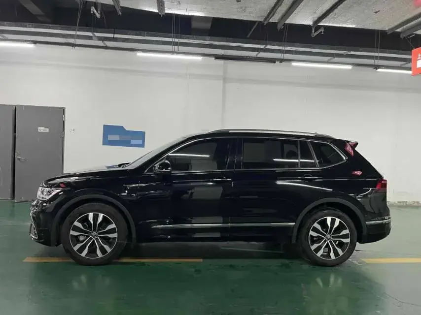 2023 VOLKSWAGEN TIGUAN thumbnail 3
