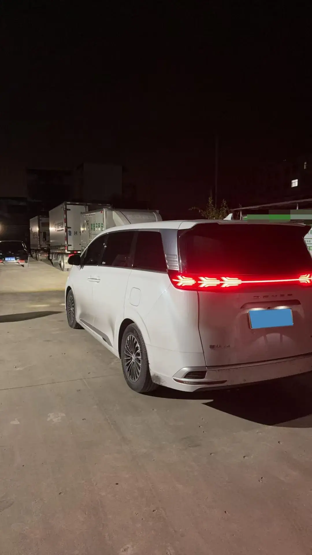 2022 DENZA D9 thumbnail 3