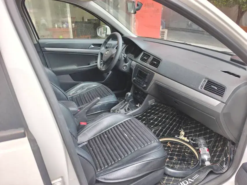 2017 VOLKSWAGEN LAVIDA thumbnail 4