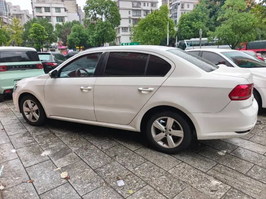 2017 VOLKSWAGEN LAVIDA thumbnail 3