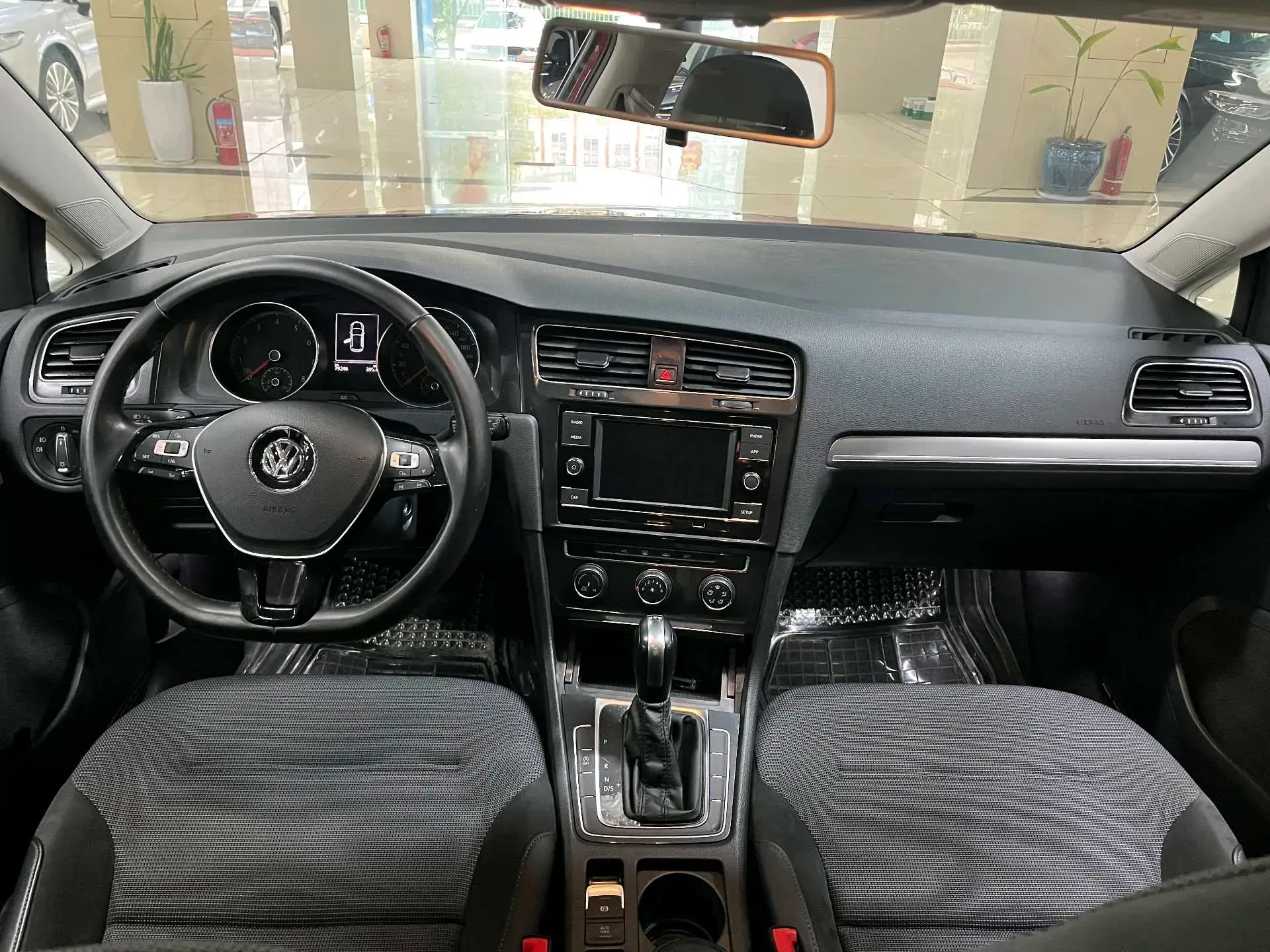 2018 VOLKSWAGEN GOLF thumbnail 3