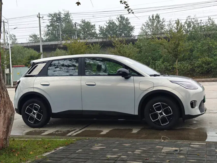 2025 AION AION thumbnail 4