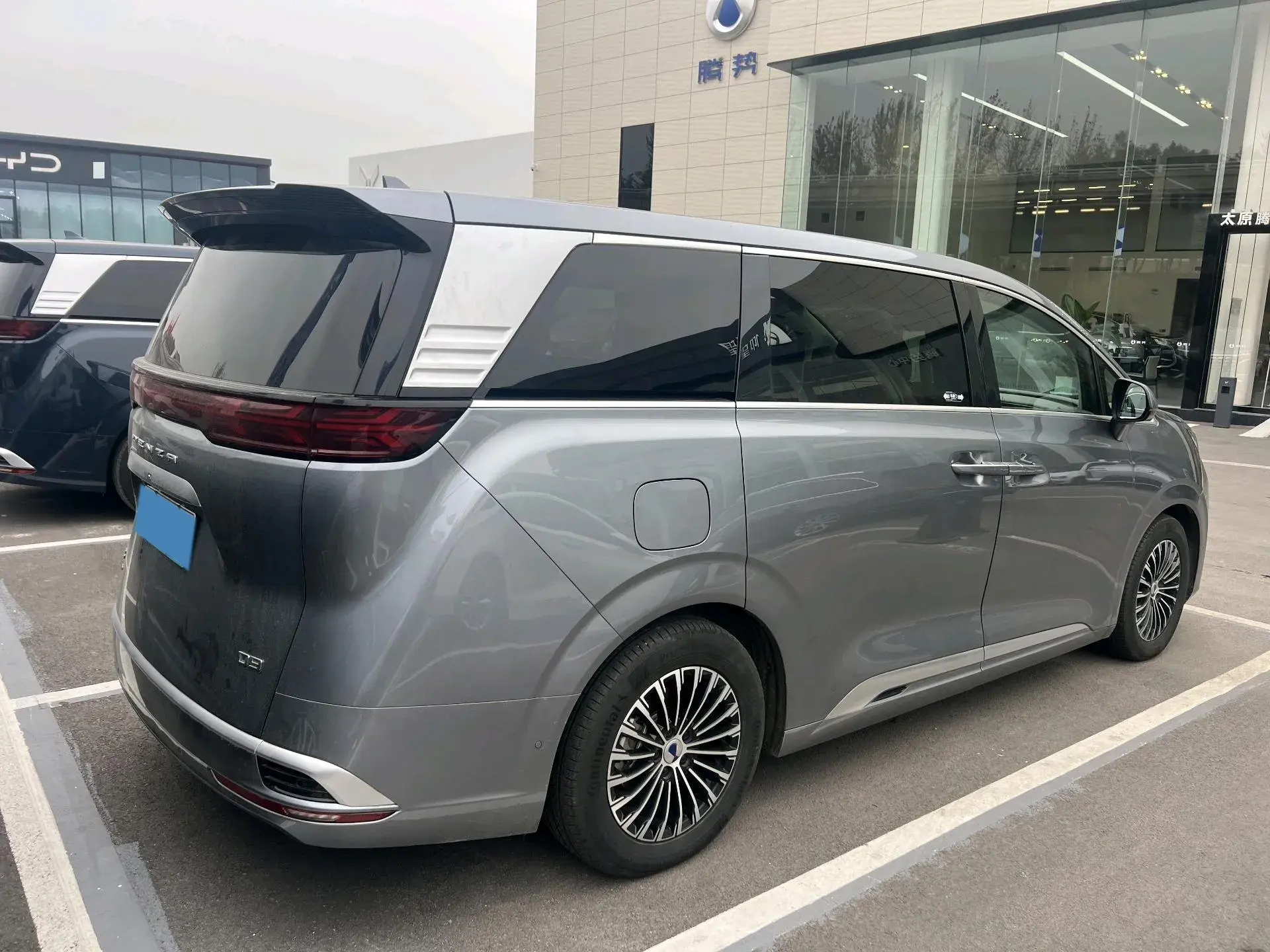 2022 DENZA D9 thumbnail 3