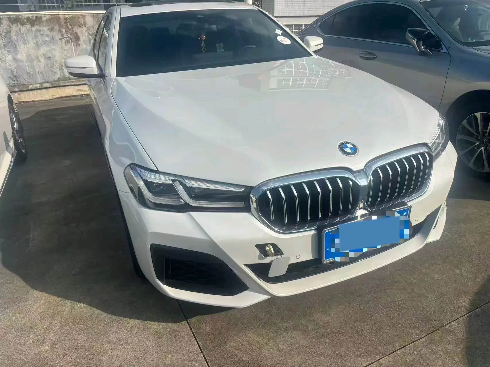 2022 BMW 5 thumbnail 2