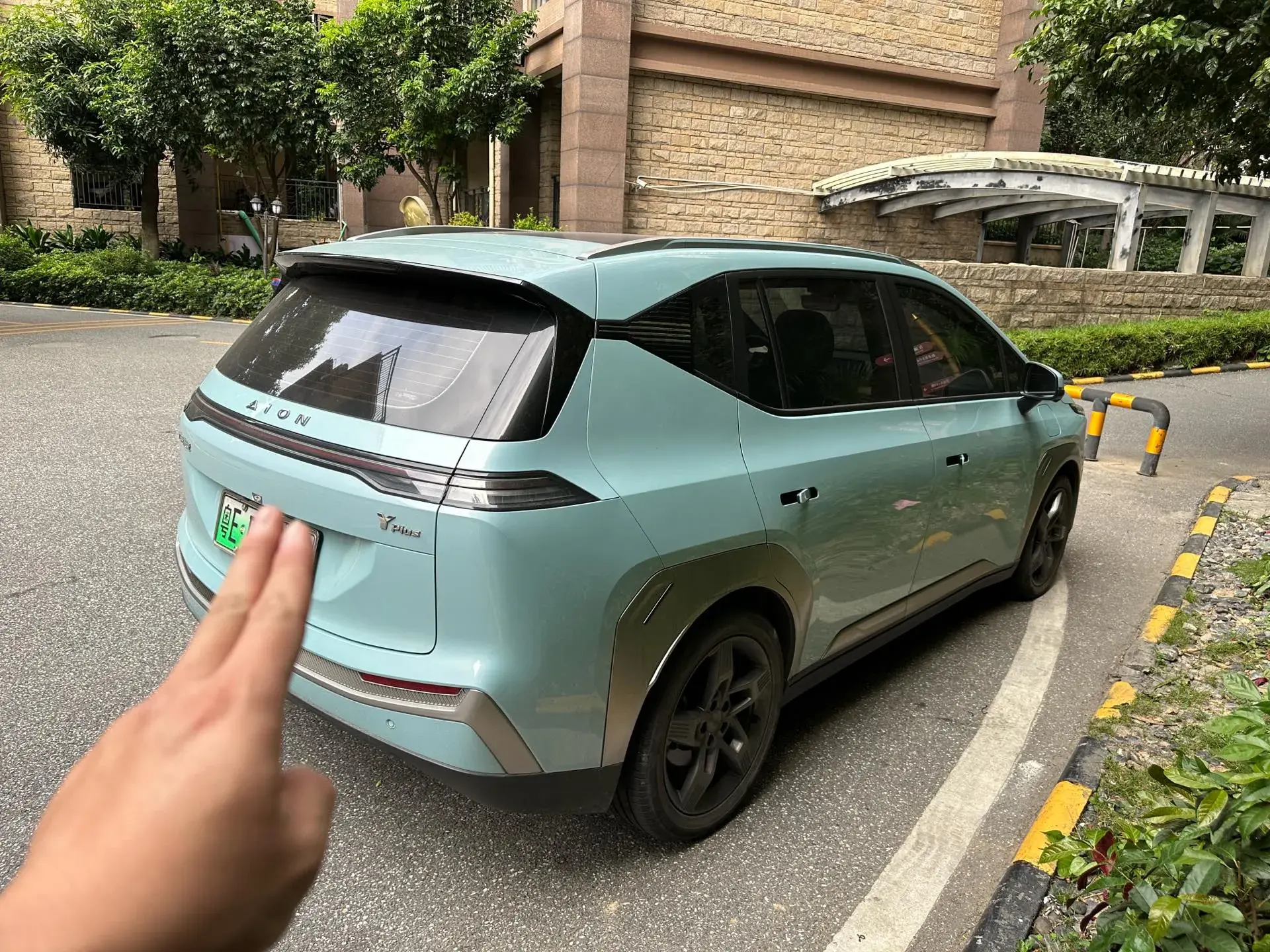 2023 AION Y thumbnail 2