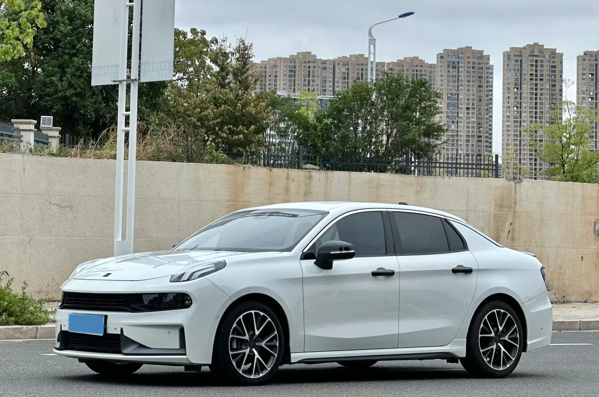 2022 LYNK&CO 03 view 1