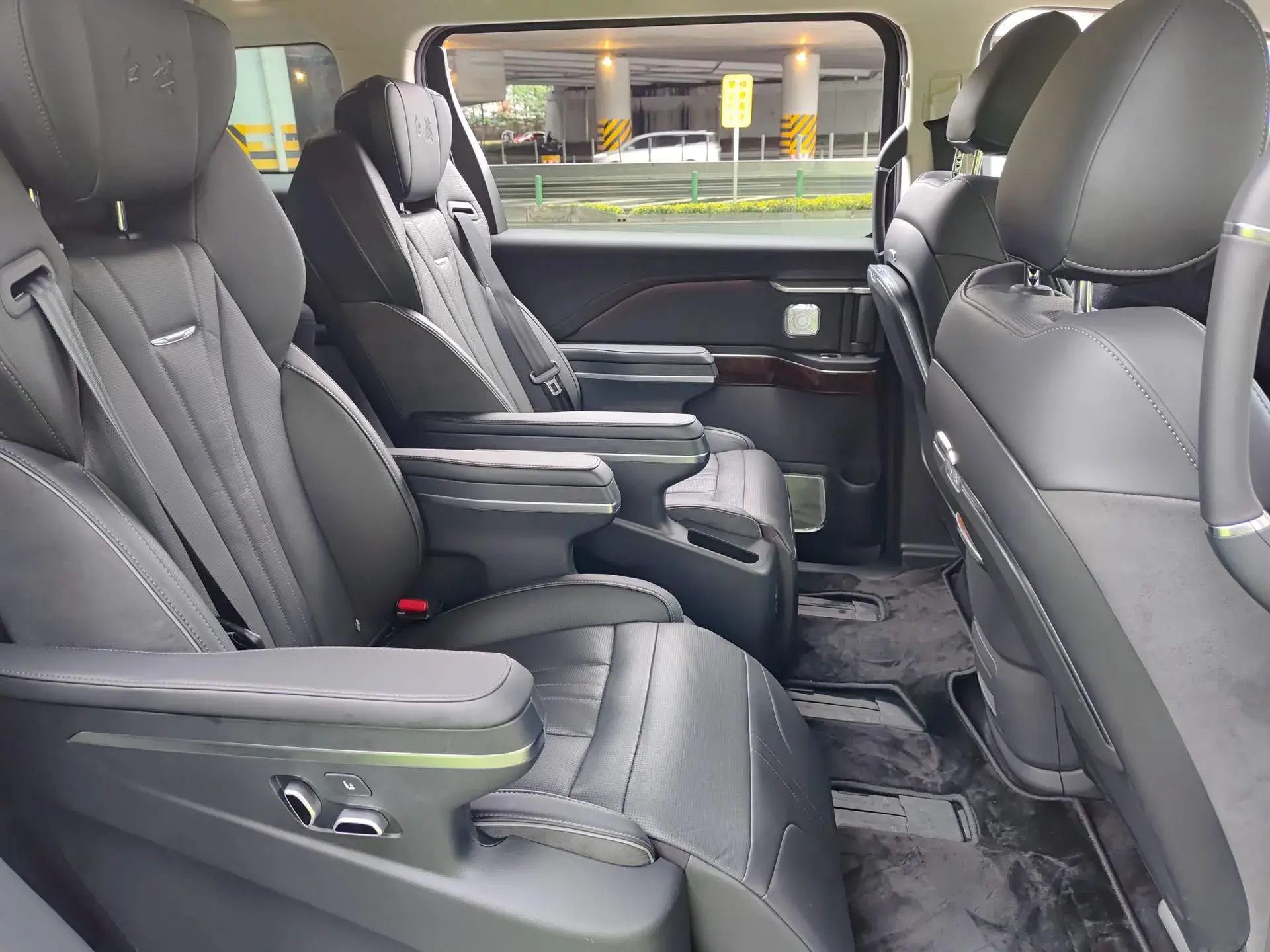 2023 HONGQI HQ9 thumbnail 3