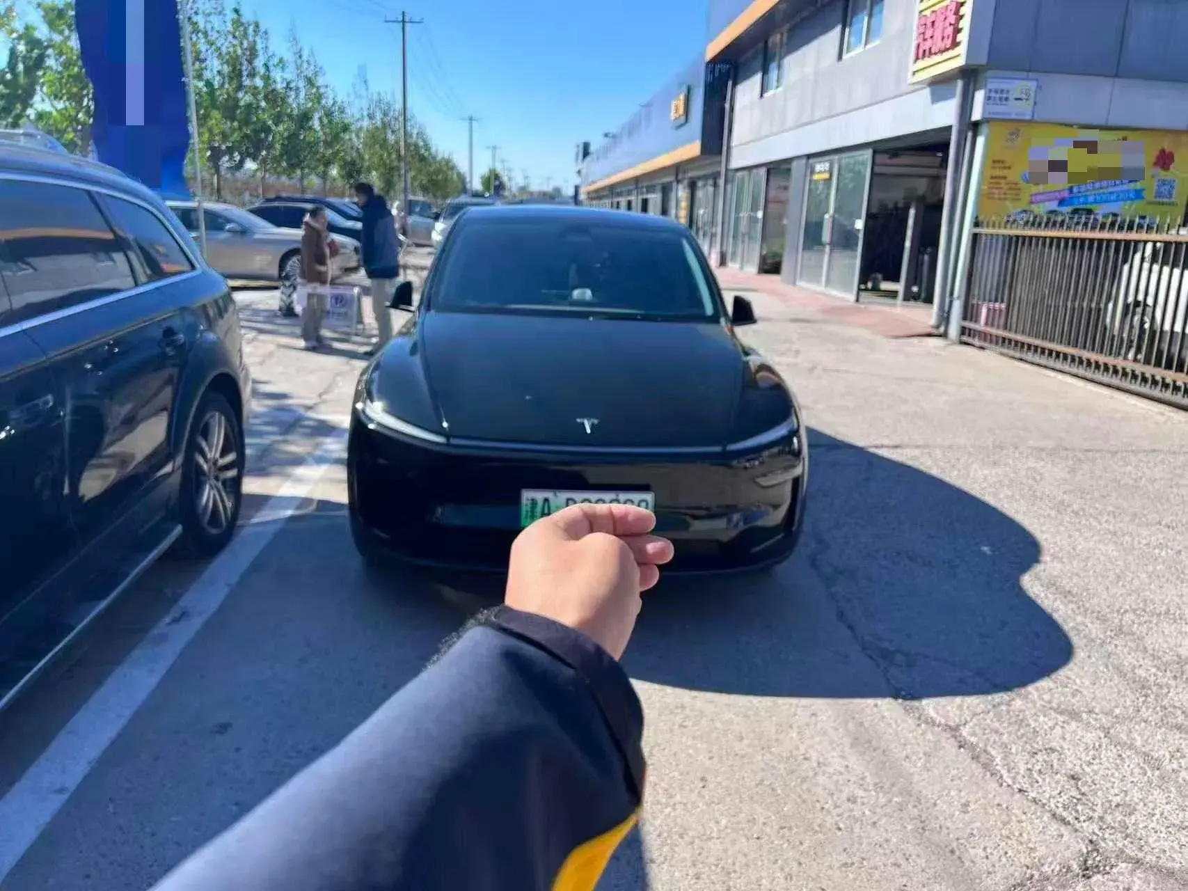 2025 TESLA MODEL thumbnail 2