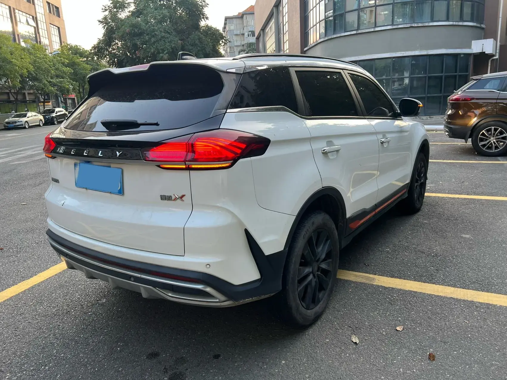 2022 GEELY AZKARRA thumbnail 3