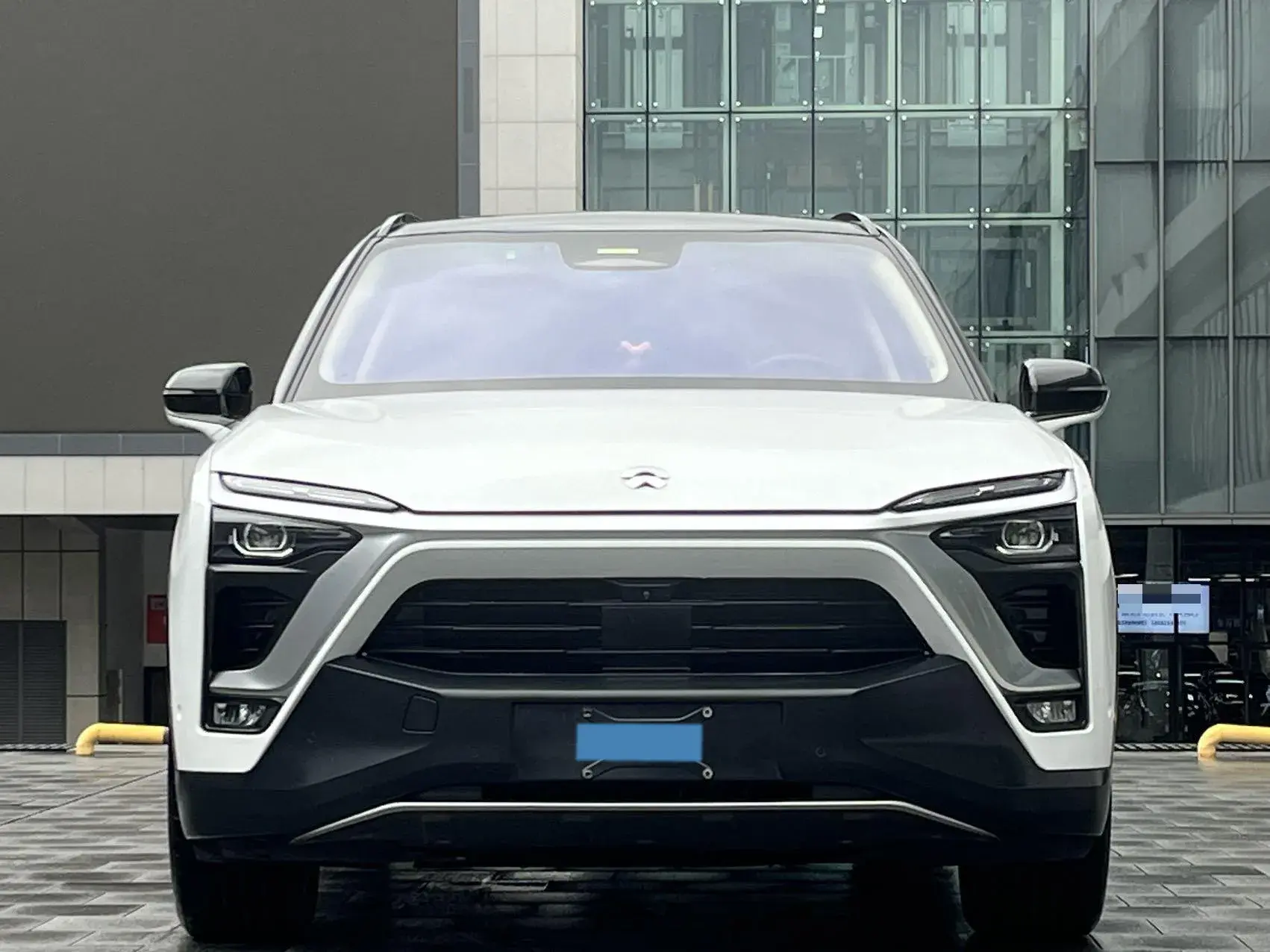 2018 NIO ES8 thumbnail 3