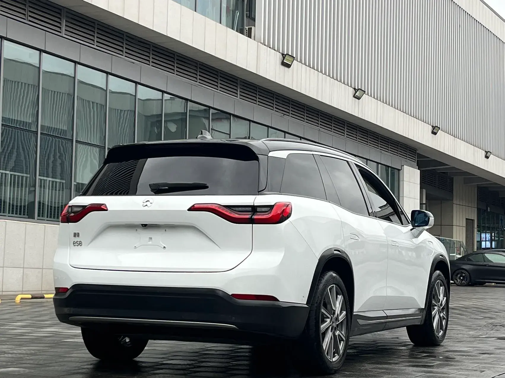 2018 NIO ES8 thumbnail 4