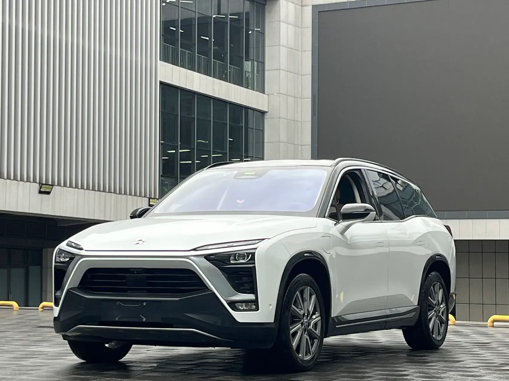 2018 NIO ES8 view 1